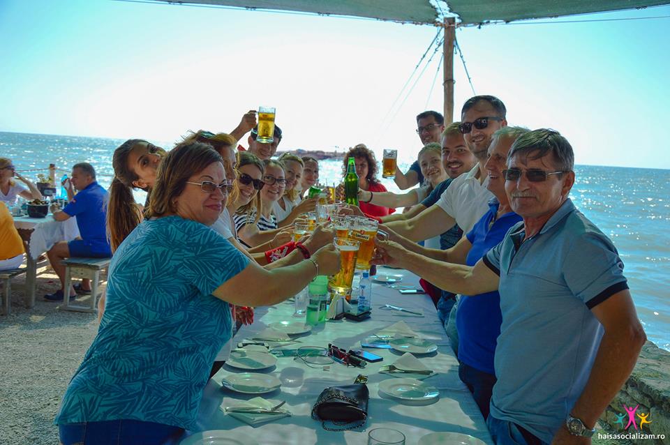 noroc-in-cinstea-grupului-hai-sa-socializam.jpg (89 KB)